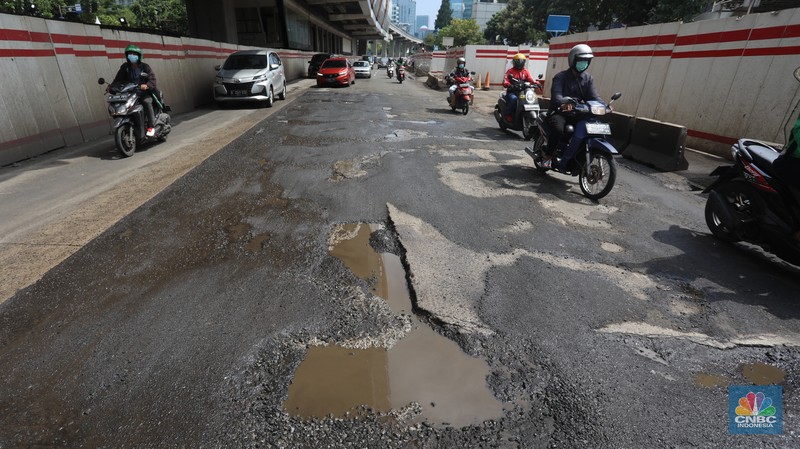 Kendaraan melintasi jalan yang rusak di kawasan H. R. Rasuna Said, Jakarta, Rabu (9/2/2022). Jalan rusak ini sangat berbahaga bagi pengendara terlebih saat hujan turun. (CNBC Indonesia/Andrean Kristianto) Kendaraan melintasi jalan yang rusak di kawasan H. R. Rasuna Said, Jakarta, Rabu (9/2/2022). Jalan rusak ini sangat berbahaga bagi pengendara terlebih saat hujan turun. (CNBC Indonesia/Andrean Kristianto)