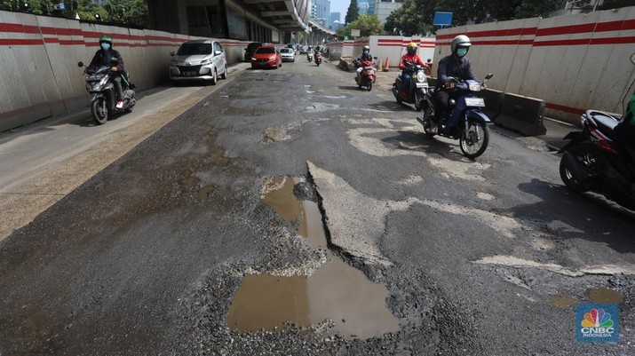Kendaraan melintasi jalan yang rusak di kawasan H. R. Rasuna Said, Jakarta, Rabu (9/2/2022). Jalan rusak ini sangat berbahaga bagi pengendara terlebih saat hujan turun. (CNBC Indonesia/Andrean Kristianto) Kendaraan melintasi jalan yang rusak di kawasan H. R. Rasuna Said, Jakarta, Rabu (9/2/2022). Jalan rusak ini sangat berbahaga bagi pengendara terlebih saat hujan turun. (CNBC Indonesia/Andrean Kristianto)