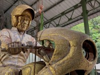 Geger! Penampakan Patung Jokowi Naik Motor Jelang MotoGP
