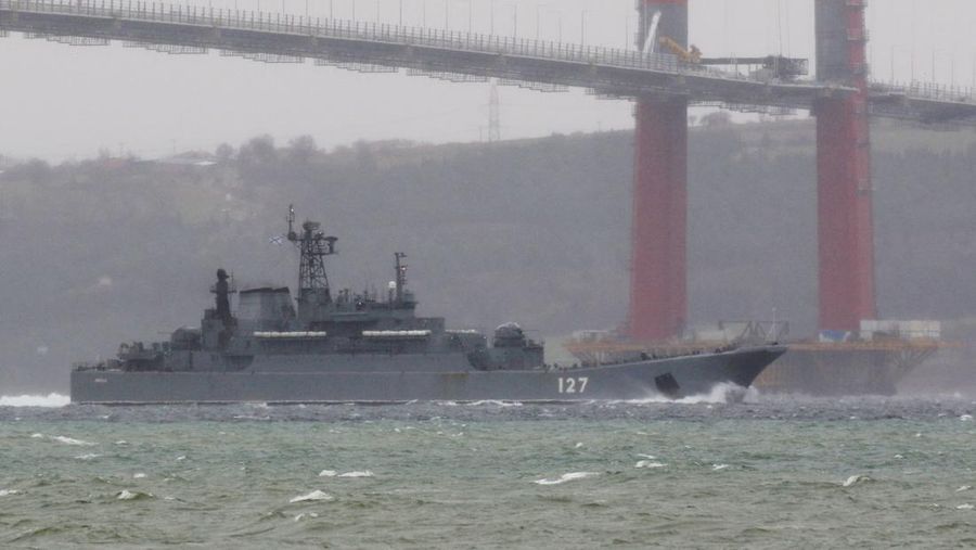 The Russian Navy's landing ship Minsk sets sail in the Dardanelles, on its way to the Black Sea, in Canakkale, Turkey February 8, 2022. REUTERS/Yoruk Isik