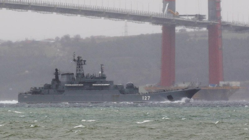 The Russian Navy's landing ship Minsk sets sail in the Dardanelles, on its way to the Black Sea, in Canakkale, Turkey February 8, 2022. REUTERS/Yoruk Isik