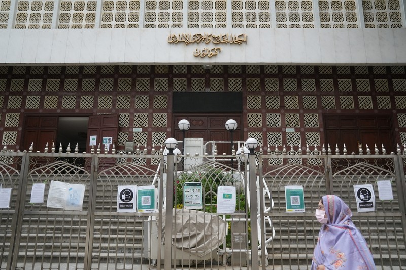 HEALTH-CORONAVIRUS/HONG KONG A pedestrian walks past the closed Kowloon Mosque and Islamic Centre, following the coronavirus disease (COVID-19) outbreak, in Hong Kong, China February 10, 2022. REUTERS/Lam Yik