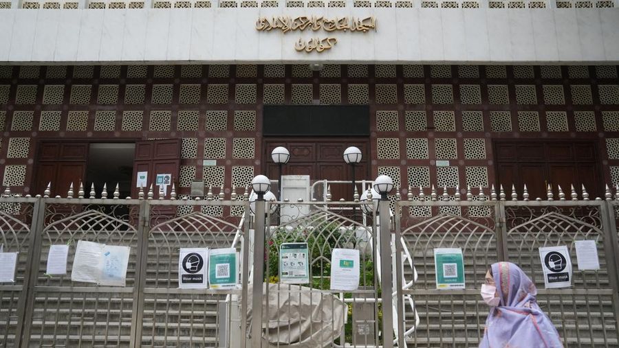 A pedestrian walks past the closed Kowloon Mosque and Islamic Centre, following the coronavirus disease (COVID-19) outbreak, in Hong Kong, China February 10, 2022. REUTERS/Lam Yik