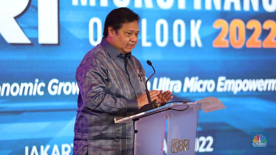 Menko Perekonomian Airlangga Hartarto dalam acara BRI Microfinance Outlook 2022.(CNBC Indonesia/Tri Susilo)