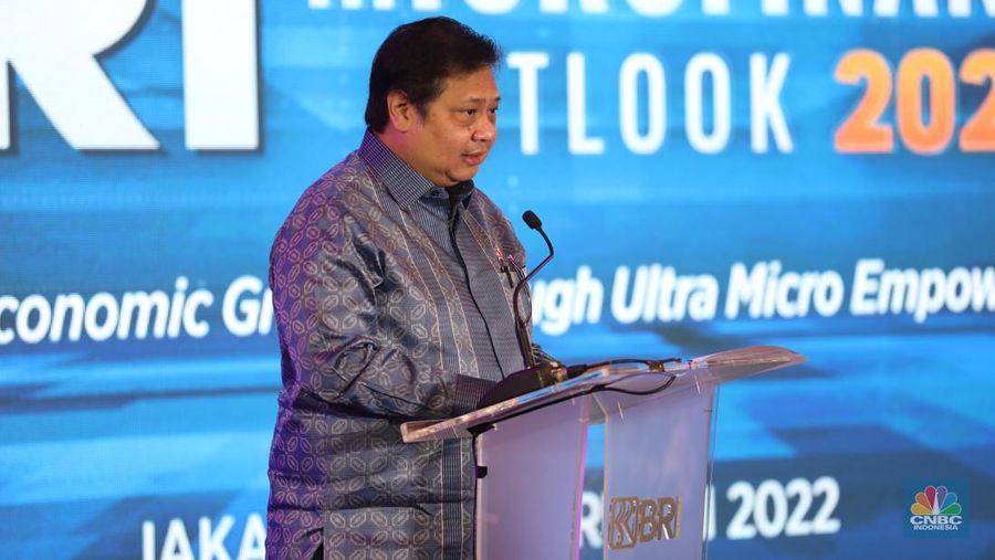 Menko Perekonomian Airlangga Hartarto dalam acara BRI Microfinance Outlook 2022.(CNBC Indonesia/Tri Susilo)