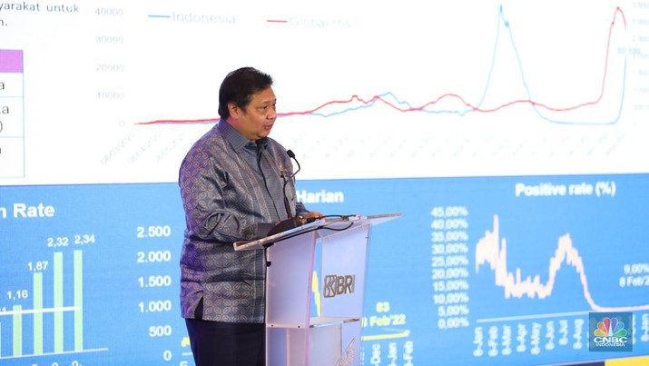 Menko Perekonomian Airlangga Hartarto dalam acara BRI Microfinance Outlook 2022.(CNBC Indonesia/Tri Susilo)