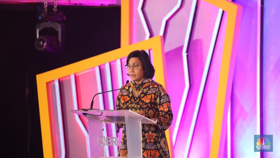 Menteri Keuangan Sri Mulyani dalam acara BRI Microfinance Outlook 2022 (CNBC Indonesia/Tri Susilo)