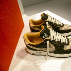 Sneakers Karya Mendiang Desainer Ini Laku Seharga Rp358 M!