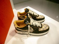 Sneakers Karya Mendiang Desainer Ini Laku Seharga Rp358 M!