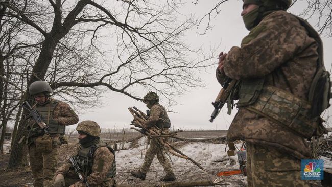 Ukraine goes berserk, Russian soldiers trample the bodies of their own friends