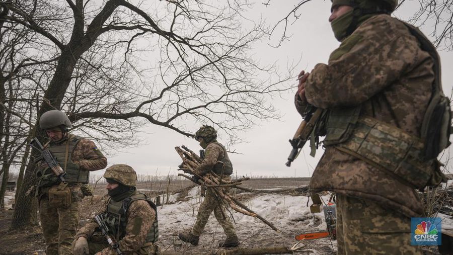 Latihan perang di daerah yang dikendalikan Operasi Pasukan Gabungan di wilayah Donetsk, Ukraina timur. (AP/Vadim Ghirda)