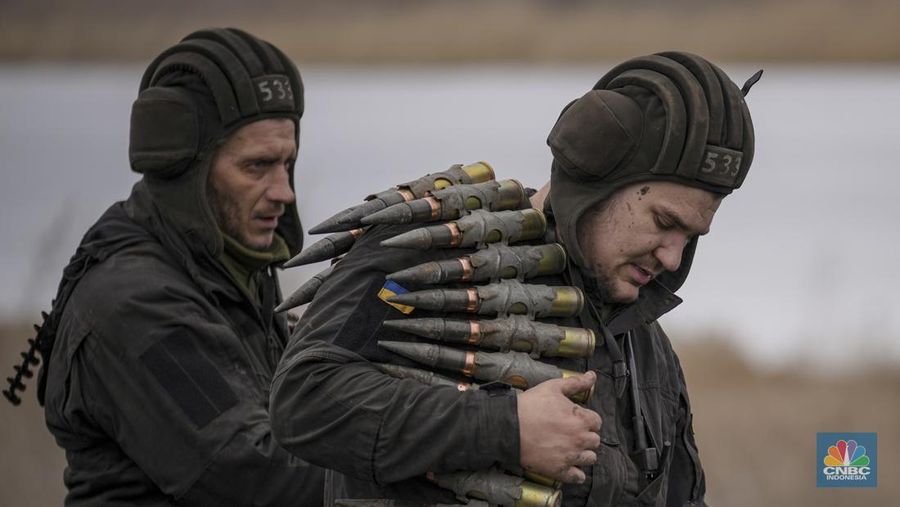 Latihan perang di daerah yang dikendalikan Operasi Pasukan Gabungan di wilayah Donetsk, Ukraina timur. (AP/Vadim Ghirda)