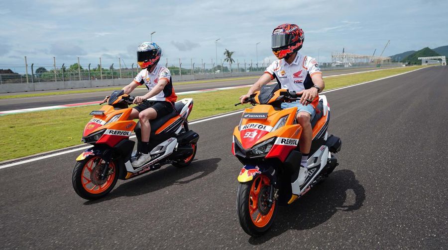 Marc Marquez dan Pol Espargaro Keliling Sirkuit Mandalika menggunakan Honda Vario 160 (Dok: Astra Honda Motor)