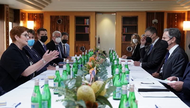 Menteri Luar Negeri AS Antony Blinken berbicara dengan Menteri Luar Negeri Australia Marise Payne selama pertemuan di Melbourne, Australia 11 Februari 2022. (Hamish Blair/Pool via REUTERS REUTERS) Menteri Luar Negeri AS Antony Blinken berbicara dengan Menteri Luar Negeri Australia Marise Payne selama pertemuan di Melbourne, Australia 11 Februari 2022. (Hamish Blair/Pool via REUTERS REUTERS)
