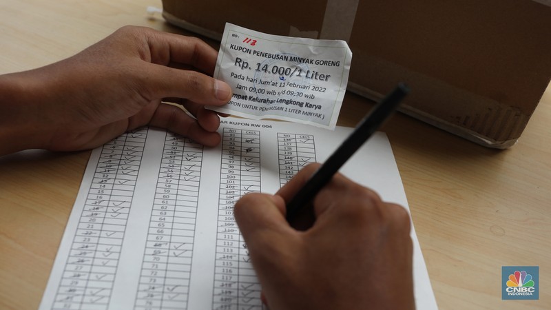 Warga menukarkan kupon untuk membeli minyak goreng saat pasar murah di Kantor Kelurahan Lenkong Karya, Serpong, Tangerang Selatan, Jumat (11/2/2022). (CNBC Indonesia/Andrean Kristianto) Warga menukarkan kupon untuk membeli minyak goreng saat pasar murah di Kantor Kelurahan Lenkong Karya, Serpong, Tangerang Selatan, Jumat (11/2/2022). (CNBC Indonesia/Andrean Kristianto)