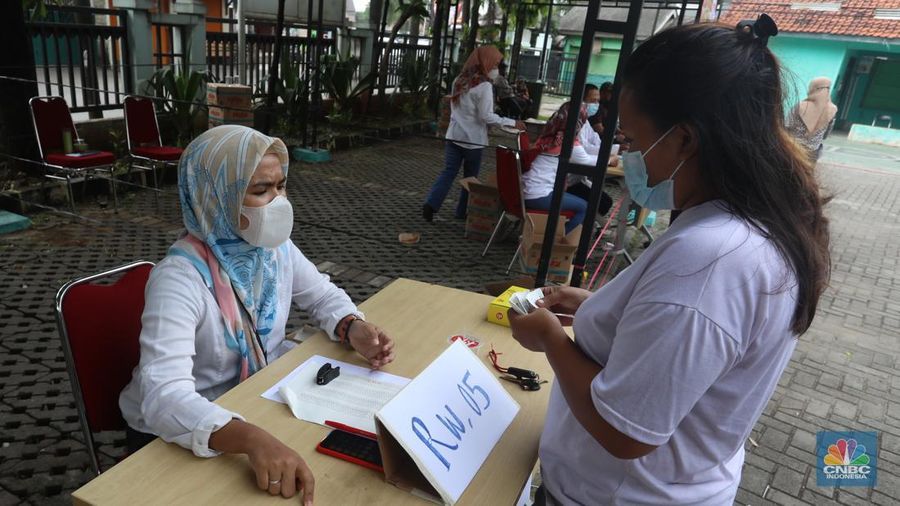 Warga menukarkan kupon untuk membeli minyak goreng saat pasar murah di Kantor Kelurahan Lenkong Karya, Serpong, Tangerang Selatan, Jumat (11/2/2022). (²©²ÊÍøÕ¾/Andrean Kristianto) Warga menukarkan kupon untuk membeli minyak goreng saat pasar murah di Kantor Kelurahan Lenkong Karya, Serpong, Tangerang Selatan, Jumat (11/2/2022). (²©²ÊÍøÕ¾/Andrean Kristianto)