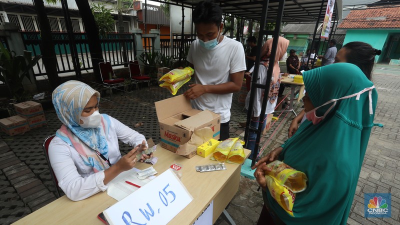 Warga menukarkan kupon untuk membeli minyak goreng saat pasar murah di Kantor Kelurahan Lenkong Karya, Serpong, Tangerang Selatan, Jumat (11/2/2022). (CNBC Indonesia/Andrean Kristianto) Warga menukarkan kupon untuk membeli minyak goreng saat pasar murah di Kantor Kelurahan Lenkong Karya, Serpong, Tangerang Selatan, Jumat (11/2/2022). (CNBC Indonesia/Andrean Kristianto)