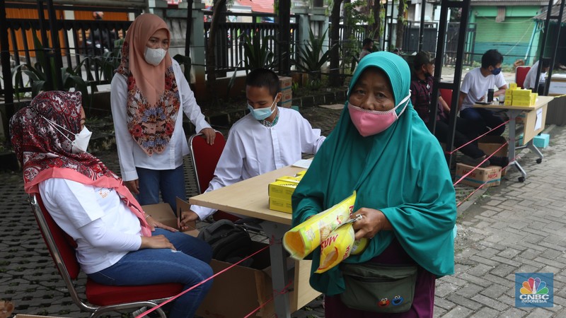 Warga menukarkan kupon untuk membeli minyak goreng saat pasar murah di Kantor Kelurahan Lenkong Karya, Serpong, Tangerang Selatan, Jumat (11/2/2022). (CNBC Indonesia/Andrean Kristianto) Warga menukarkan kupon untuk membeli minyak goreng saat pasar murah di Kantor Kelurahan Lenkong Karya, Serpong, Tangerang Selatan, Jumat (11/2/2022). (CNBC Indonesia/Andrean Kristianto)