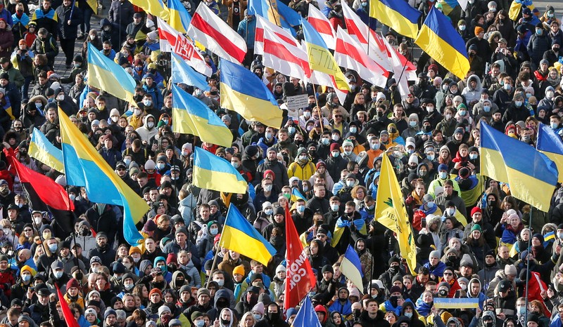 Demo Warga Ukraina Ukrainians attend a rally in central Kyiv, Ukraine, Saturday, Feb. 12, 2022, during a protest against the potential escalation of the tension between Russia and Ukraine. Russian President Vladimir Putin and U.S. President Joe Biden are to hold a high-stakes telephone call on Saturday as tensions over a possibility imminent invasion of Ukraine escalated sharply and the U.S. announced plans to evacuate its embassy in the Ukrainian capital. (AP Photo/Efrem Lukatsky)