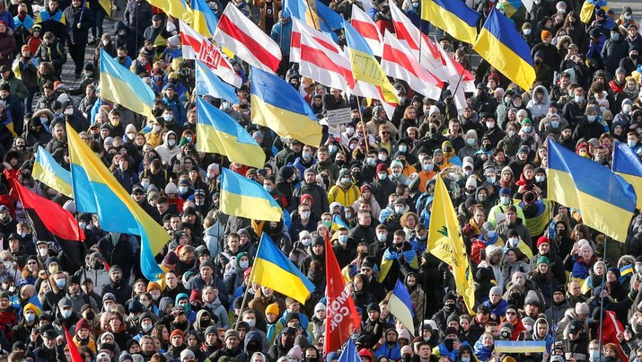 Demo Warga Ukraina People take part in the Unity March, which is a procession to demonstrate Ukrainians' patriotic spirit amid growing tensions with Russia, in Kyiv, Ukraine February 12, 2022. REUTERS/Valentyn Ogirenko