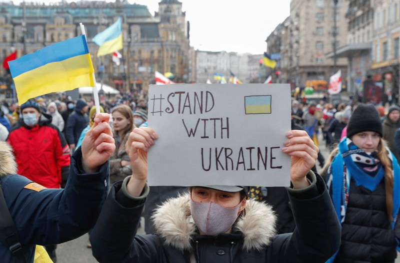 Demo Warga Ukraina Ukrainians attend a rally in central Kyiv, Ukraine, Saturday, Feb. 12, 2022, during a protest against the potential escalation of the tension between Russia and Ukraine. Russian President Vladimir Putin and U.S. President Joe Biden are to hold a high-stakes telephone call on Saturday as tensions over a possibility imminent invasion of Ukraine escalated sharply and the U.S. announced plans to evacuate its embassy in the Ukrainian capital. (AP Photo/Efrem Lukatsky)
