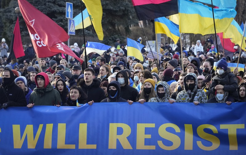 Demo Warga Ukraina Ukrainians attend a rally in central Kyiv, Ukraine, Saturday, Feb. 12, 2022, during a protest against the potential escalation of the tension between Russia and Ukraine. Russian President Vladimir Putin and U.S. President Joe Biden are to hold a high-stakes telephone call on Saturday as tensions over a possibility imminent invasion of Ukraine escalated sharply and the U.S. announced plans to evacuate its embassy in the Ukrainian capital. (AP Photo/Efrem Lukatsky)