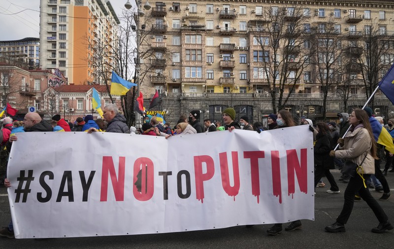 Demo Warga Ukraina Ukrainians attend a rally in central Kyiv, Ukraine, Saturday, Feb. 12, 2022, during a protest against the potential escalation of the tension between Russia and Ukraine. Russian President Vladimir Putin and U.S. President Joe Biden are to hold a high-stakes telephone call on Saturday as tensions over a possibility imminent invasion of Ukraine escalated sharply and the U.S. announced plans to evacuate its embassy in the Ukrainian capital. (AP Photo/Efrem Lukatsky)