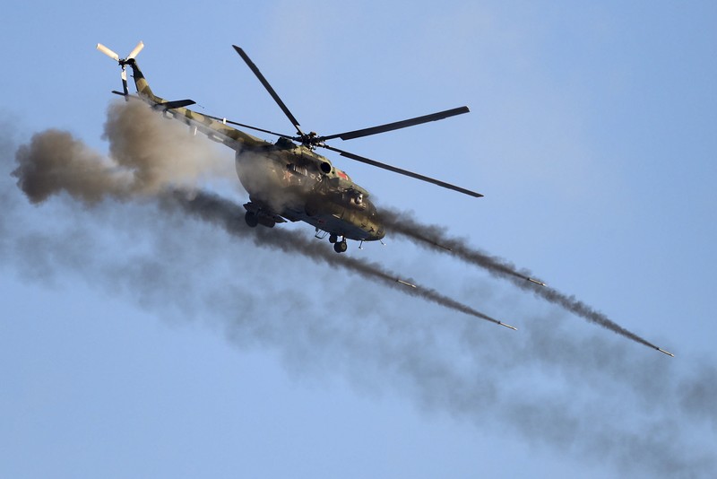Helikopter militer menembak di atas tempat pelatihan Gozhsky selama latihan militer Union Courage-2022 Rusia-Belarus di Belarus. Rusia telah mengumpulkan pasukan di dekat perbatasan Ukraina dan telah mengirim pasukan untuk latihan di negara tetangga Belarusia tetapi dengan tegas menyangkal bahwa mereka bermaksud untuk melancarkan serangan terhadap Ukraina. (Vadzim Yakubionak, BelTA via AP)
