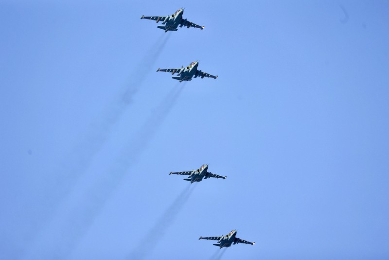 Helikopter militer menembak di atas tempat pelatihan Gozhsky selama latihan militer Union Courage-2022 Rusia-Belarus di Belarus. Rusia telah mengumpulkan pasukan di dekat perbatasan Ukraina dan telah mengirim pasukan untuk latihan di negara tetangga Belarusia tetapi dengan tegas menyangkal bahwa mereka bermaksud untuk melancarkan serangan terhadap Ukraina. (Vadzim Yakubionak, BelTA via AP)