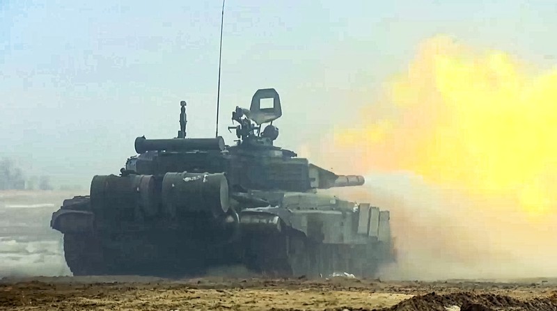 Helikopter militer menembak di atas tempat pelatihan Gozhsky selama latihan militer Union Courage-2022 Rusia-Belarus di Belarus. Rusia telah mengumpulkan pasukan di dekat perbatasan Ukraina dan telah mengirim pasukan untuk latihan di negara tetangga Belarusia tetapi dengan tegas menyangkal bahwa mereka bermaksud untuk melancarkan serangan terhadap Ukraina. (Vadzim Yakubionak, BelTA via AP)
