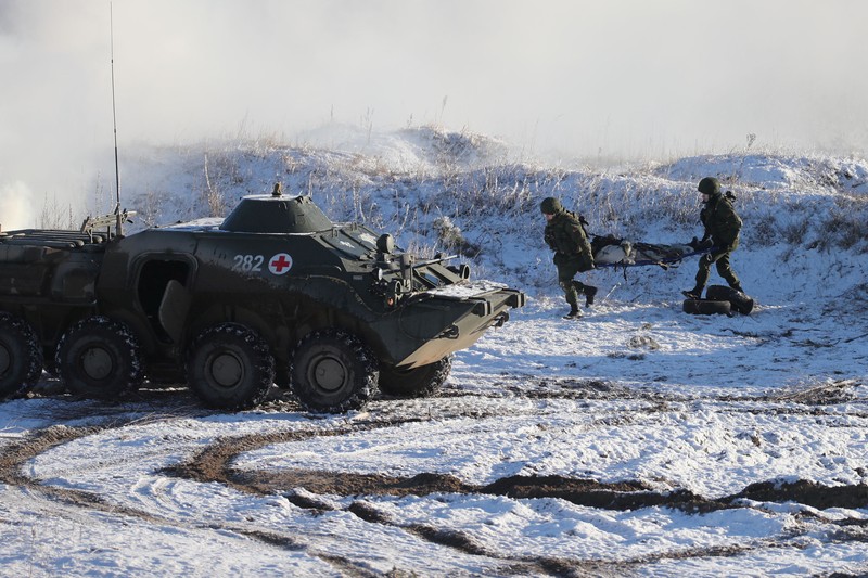 Helikopter militer menembak di atas tempat pelatihan Gozhsky selama latihan militer Union Courage-2022 Rusia-Belarus di Belarus. Rusia telah mengumpulkan pasukan di dekat perbatasan Ukraina dan telah mengirim pasukan untuk latihan di negara tetangga Belarusia tetapi dengan tegas menyangkal bahwa mereka bermaksud untuk melancarkan serangan terhadap Ukraina. (Vadzim Yakubionak, BelTA via AP)