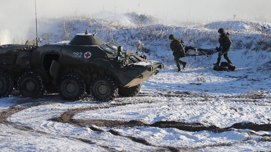 Tentara ikut serta dalam latihan militer yang diadakan oleh angkatan bersenjata Rusia dan Belarus di tempat pelatihan Gozhsky di wilayah Grodno, Belarus, 12 Februari 2022. (Leonid Scheglov/BelTA/Handout via REUTERS)