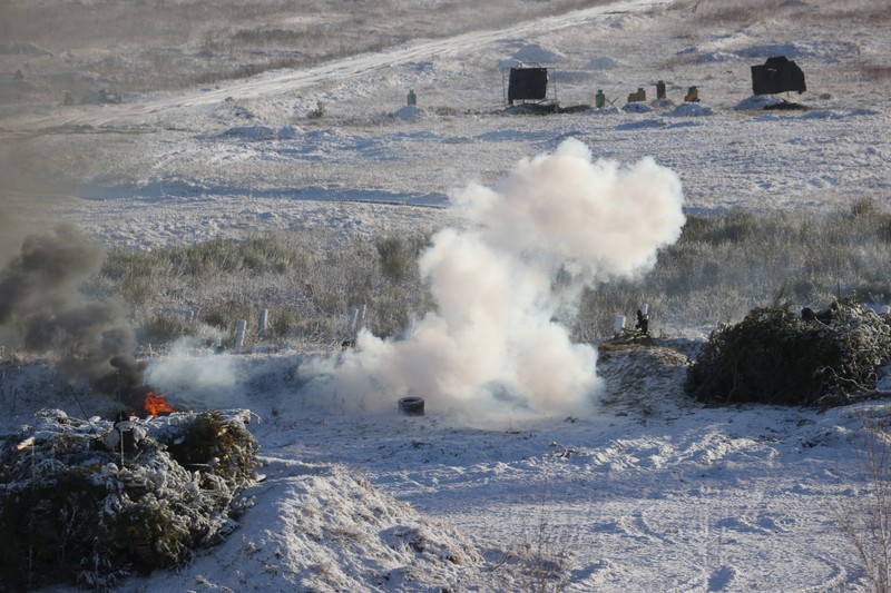 Helikopter militer menembak di atas tempat pelatihan Gozhsky selama latihan militer Union Courage-2022 Rusia-Belarus di Belarus. Rusia telah mengumpulkan pasukan di dekat perbatasan Ukraina dan telah mengirim pasukan untuk latihan di negara tetangga Belarusia tetapi dengan tegas menyangkal bahwa mereka bermaksud untuk melancarkan serangan terhadap Ukraina. (Vadzim Yakubionak, BelTA via AP)
