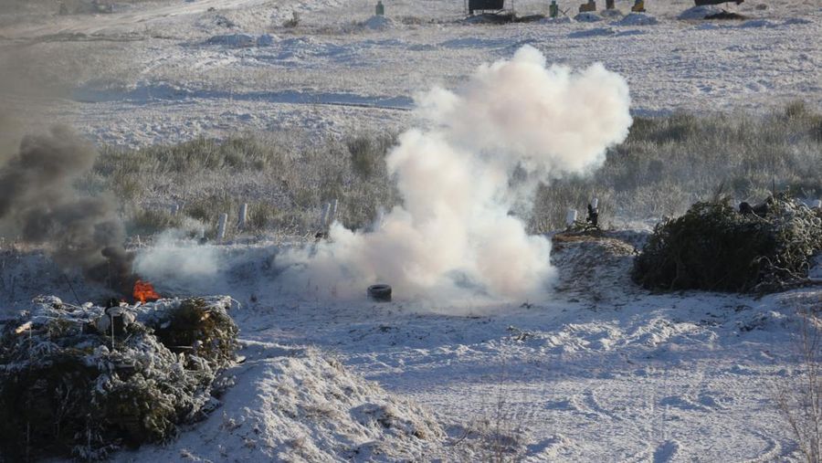 Suasana tempat latihan Gozhsky selama latihan militer yang diadakan oleh angkatan bersenjata Rusia dan Belarus di wilayah Grodno, Belarus, 12 Februari 2022. (Ramil Nasibulin/BelTA/Handout via REUTERS)