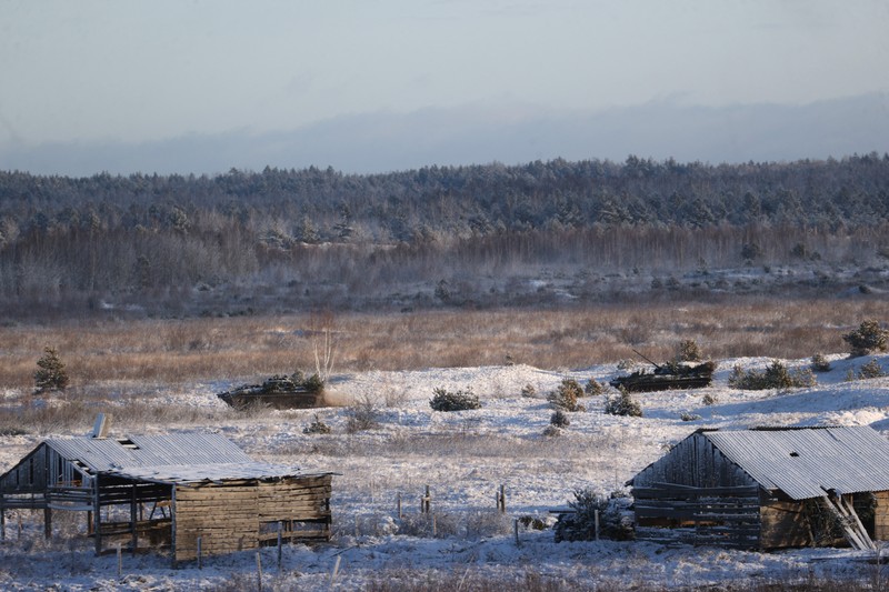Helikopter militer menembak di atas tempat pelatihan Gozhsky selama latihan militer Union Courage-2022 Rusia-Belarus di Belarus. Rusia telah mengumpulkan pasukan di dekat perbatasan Ukraina dan telah mengirim pasukan untuk latihan di negara tetangga Belarusia tetapi dengan tegas menyangkal bahwa mereka bermaksud untuk melancarkan serangan terhadap Ukraina. (Vadzim Yakubionak, BelTA via AP)