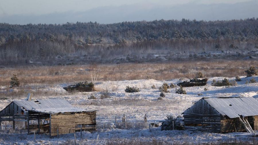 Helikopter militer menembak di atas tempat pelatihan Gozhsky selama latihan militer Union Courage-2022 Rusia-Belarus di Belarus. Rusia telah mengumpulkan pasukan di dekat perbatasan Ukraina dan telah mengirim pasukan untuk latihan di negara tetangga Belarusia tetapi dengan tegas menyangkal bahwa mereka bermaksud untuk melancarkan serangan terhadap Ukraina. (Vadzim Yakubionak, BelTA via AP)