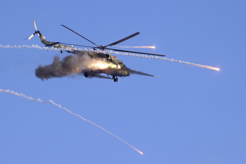 Helikopter militer menembak di atas tempat pelatihan Gozhsky selama latihan militer Union Courage-2022 Rusia-Belarus di Belarus. Rusia telah mengumpulkan pasukan di dekat perbatasan Ukraina dan telah mengirim pasukan untuk latihan di negara tetangga Belarusia tetapi dengan tegas menyangkal bahwa mereka bermaksud untuk melancarkan serangan terhadap Ukraina. (Vadzim Yakubionak, BelTA via AP)