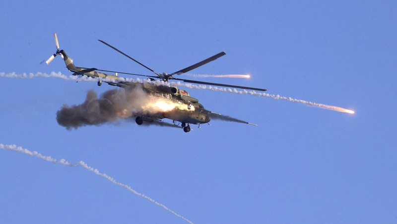 Helikopter militer menembak di atas tempat pelatihan Gozhsky selama latihan militer Union Courage-2022 Rusia-Belarus di Belarus. Rusia telah mengumpulkan pasukan di dekat perbatasan Ukraina dan telah mengirim pasukan untuk latihan di negara tetangga Belarusia tetapi dengan tegas menyangkal bahwa mereka bermaksud untuk melancarkan serangan terhadap Ukraina. (Vadzim Yakubionak, BelTA via AP)