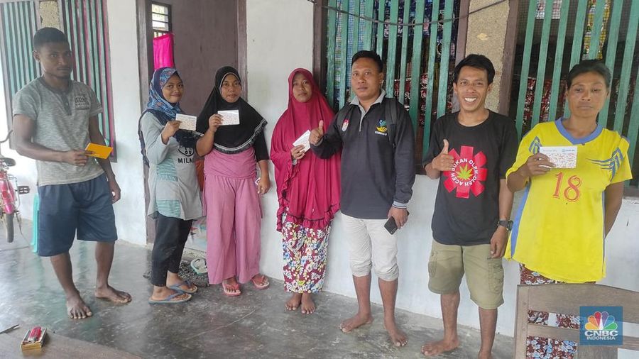 Petugas BRI menyalurkan bantuan sosial.