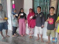 Kisah Penyalur Bansos Hadapi Cuaca Buruk dan Jaringan Lemot