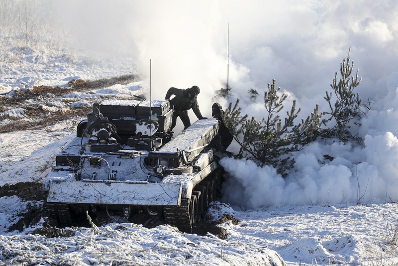 Helikopter militer menembak di atas tempat pelatihan Gozhsky selama latihan militer Union Courage-2022 Rusia-Belarus di Belarus. Rusia telah mengumpulkan pasukan di dekat perbatasan Ukraina dan telah mengirim pasukan untuk latihan di negara tetangga Belarusia tetapi dengan tegas menyangkal bahwa mereka bermaksud untuk melancarkan serangan terhadap Ukraina. (Vadzim Yakubionak, BelTA via AP)