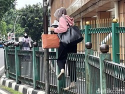 Video: Duh, Sejumlah Warga Masih Nekat Lompati Pagar Stasiun Cikini