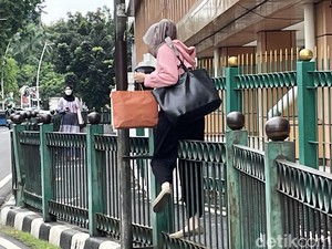 Video: Duh, Sejumlah Warga Masih Nekat Lompati Pagar Stasiun Cikini