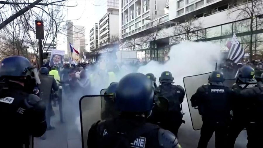 Para pengunjuk rasa berkumpul untuk konvoi 