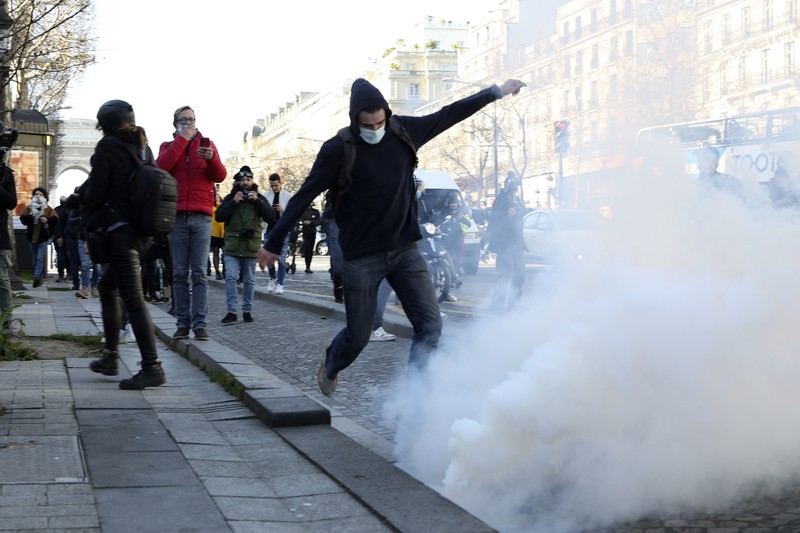 Demo Konvoi Anti Vaksin di Prancis Para pengunjuk rasa berkumpul untuk konvoi