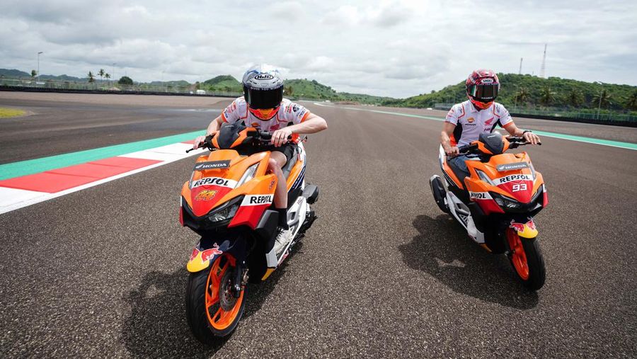 Duet pebalap asal tim Repsol Honda, Marc Maquez dan Pol Espargaro tengah keliling Sirkuit Mandalika.