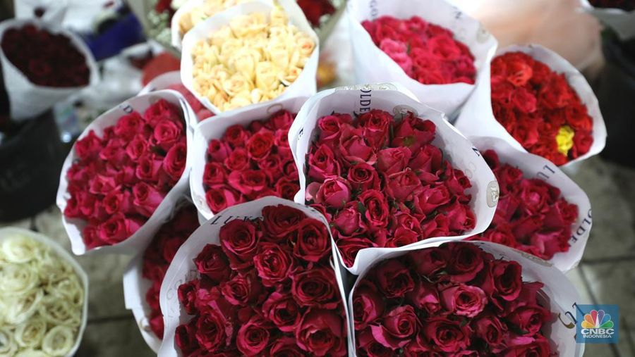 Pekerja menyelesaikan rangkaian bunga valentine di pasar bunga Rawabelong, Jakarta, Senin (14/2/2022).  (CNBC Indonesia/ Tri Susilo)