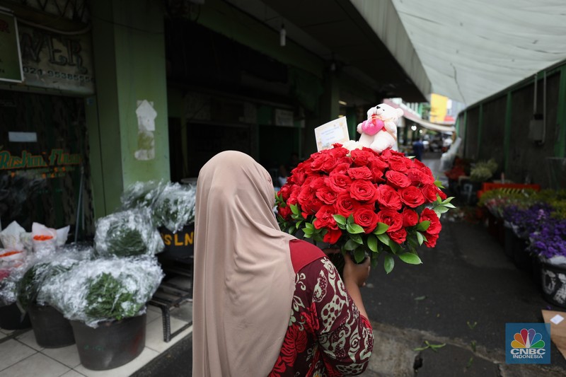 Penjualan Bunga Saat Valentine Pekerja menyelesaikan rangkaian bunga valentine di pasar bunga Rawabelong, Jakarta, Senin (14/2/2022). Lonjakan kasus Covid-19 membuat pedagang bunga hias mengalami penurunan 30 persen dibandingkan dengan tahun lalu. (CNBC Indonesia/ Tri Susilo)