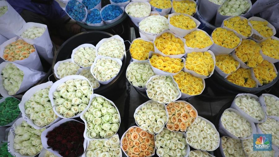 Pekerja menyelesaikan rangkaian bunga valentine di pasar bunga Rawabelong, Jakarta, Senin (14/2/2022).  (CNBC Indonesia/ Tri Susilo)