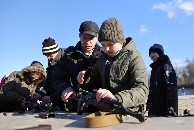 Latihan Militer Warga Sipil Ukraina Valentyna Konstantynovska (79 tahun) memegang senjata selama pelatihan tempur dasar untuk warga sipil yang diselenggarakan oleh Unit Pasukan Khusus Azov, dari Garda Nasional Ukraina, di Mariupol, wilayah Donetsk, Ukraina timur, Minggu (13/2/2022). Serikat Amerika sedang mengevakuasi hampir semua staf dari kedutaan besarnya di Kyiv ketika pejabat intelijen Barat memperingatkan bahwa invasi Rusia ke Ukraina semakin dekat. (AP/Vadim Ghirda)